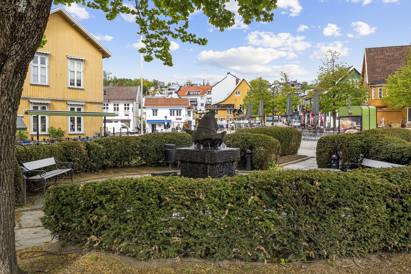 Drøbak ligger ved Oslofjordens solside, med alt det innebærer av bademuligheter, et yrende maritimt liv og et levende sentrum. Galleribilde