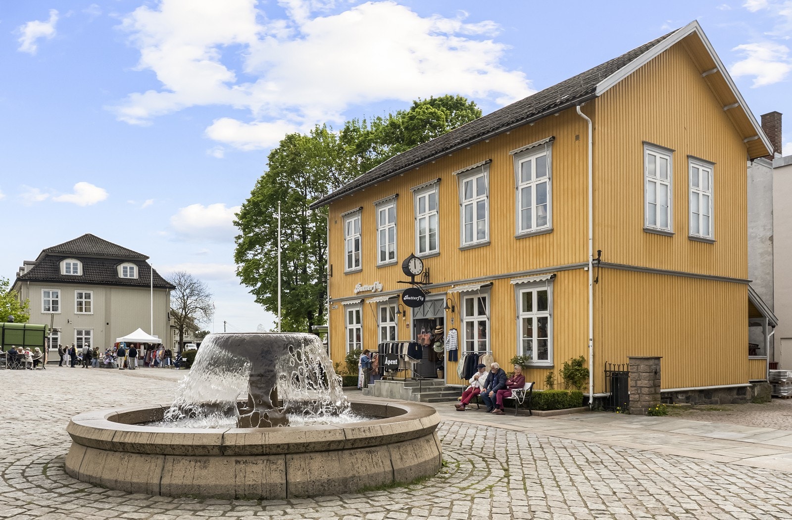 Bare noen få meter fra boligen finner du torget i gamle Drøbak, her er det typisk arrangementer og liv spesielt på sommeren. Galleribilde