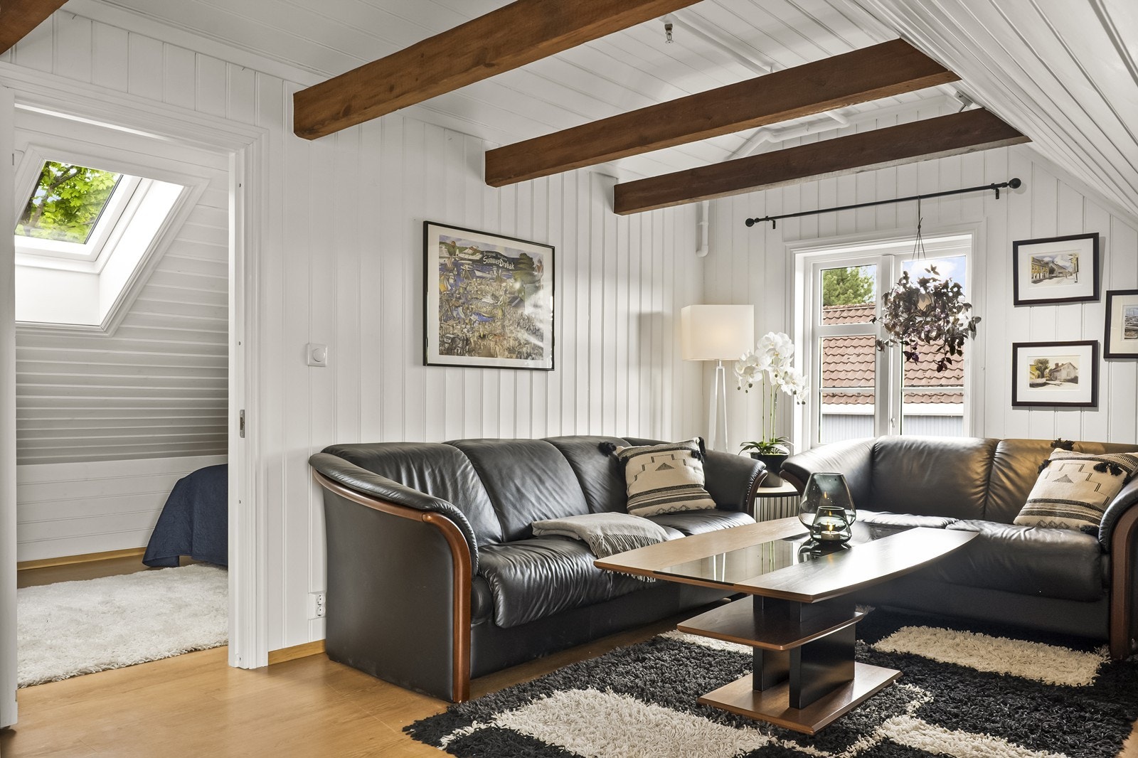 I stuen er det god plass til sofaløsning og stort vindu for hyggelig utsyn og dagslys. Galleribilde