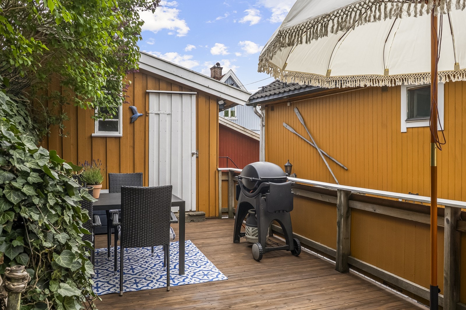 Det er flere hyggelige og solrike uteplasser med mulighet for avslapning og måltider ute. Galleribilde