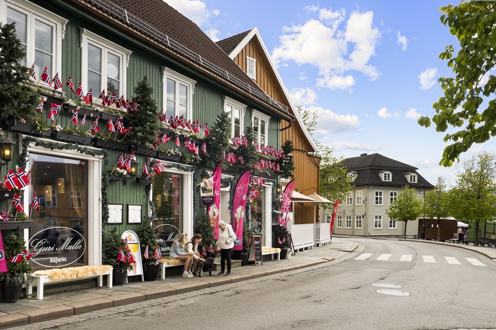 I sentrum ligger mange sjarmerende små butikker og et rikt utvalg av kafeer, restauranter og gallerier i hyggelige omgivelser. Galleribilde