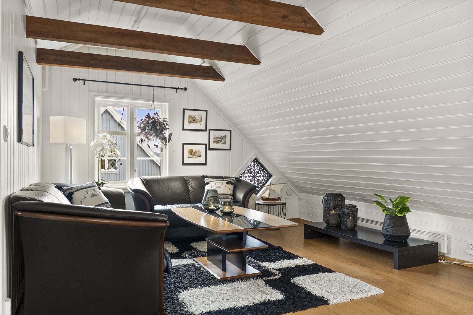 Allrommet med stue og kjøkken har åpen og fin romflyt, med 1-stavs laminat og hvitmalt panel. Galleribilde