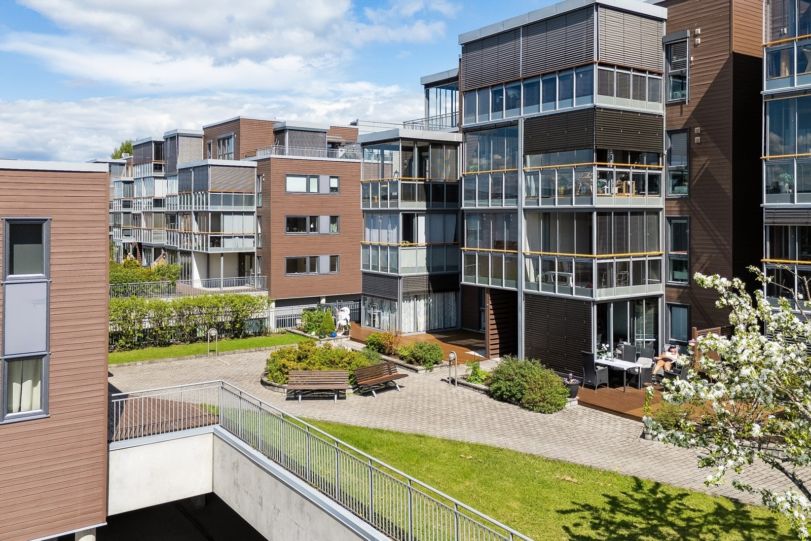 Borettslaget har velholdte fellesarealer med beplantning og sittegrupper. Galleribilde