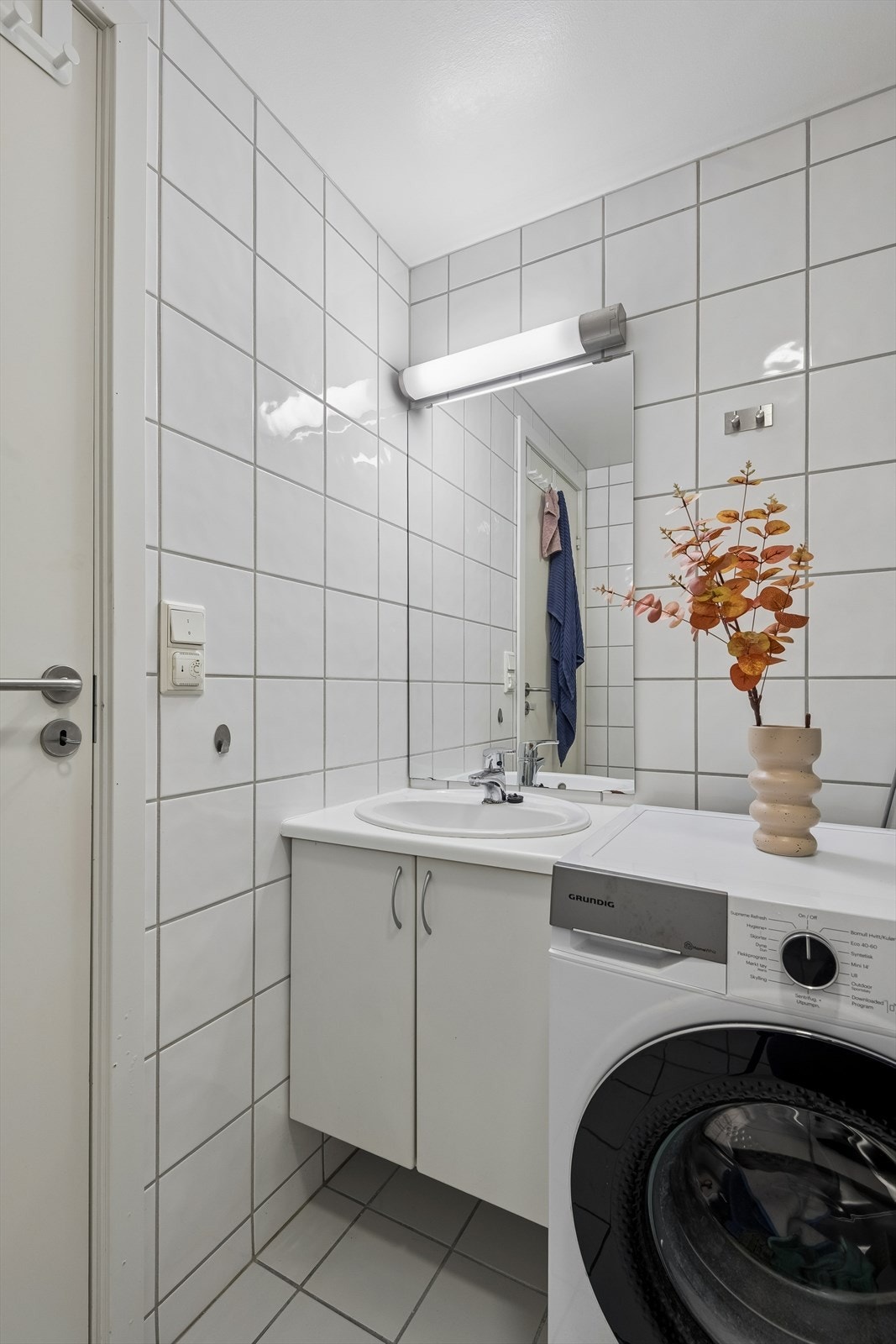 Mekanisk avtrekk i himling sikrer god ventilasjon på baderommet. Galleribilde