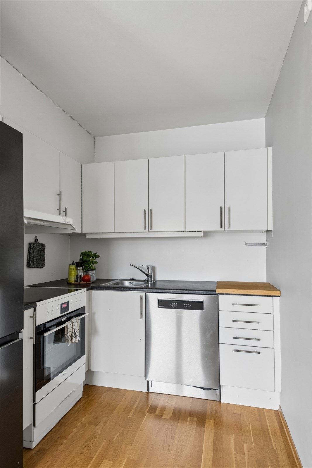 Kjøkkenet er praktisk innredet med laminert benkeplate og har opplegg for oppvaskmaskin. Galleribilde