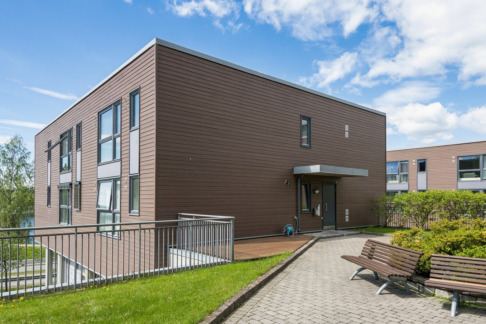 Felles uteområder med benker og grøntareal. Galleribilde