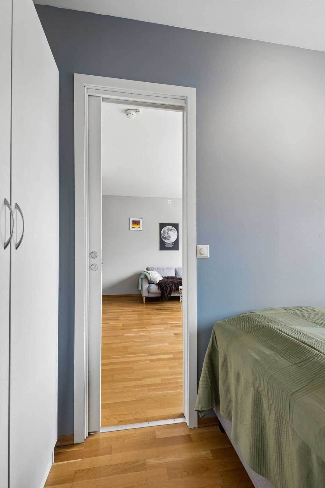 Utsyn fra soverommet mot stuen. Galleribilde