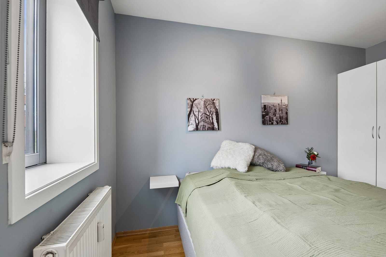 Rommet varmes opp av en vegghengt radiatorovn tilkoblet sentralvarme. Galleribilde