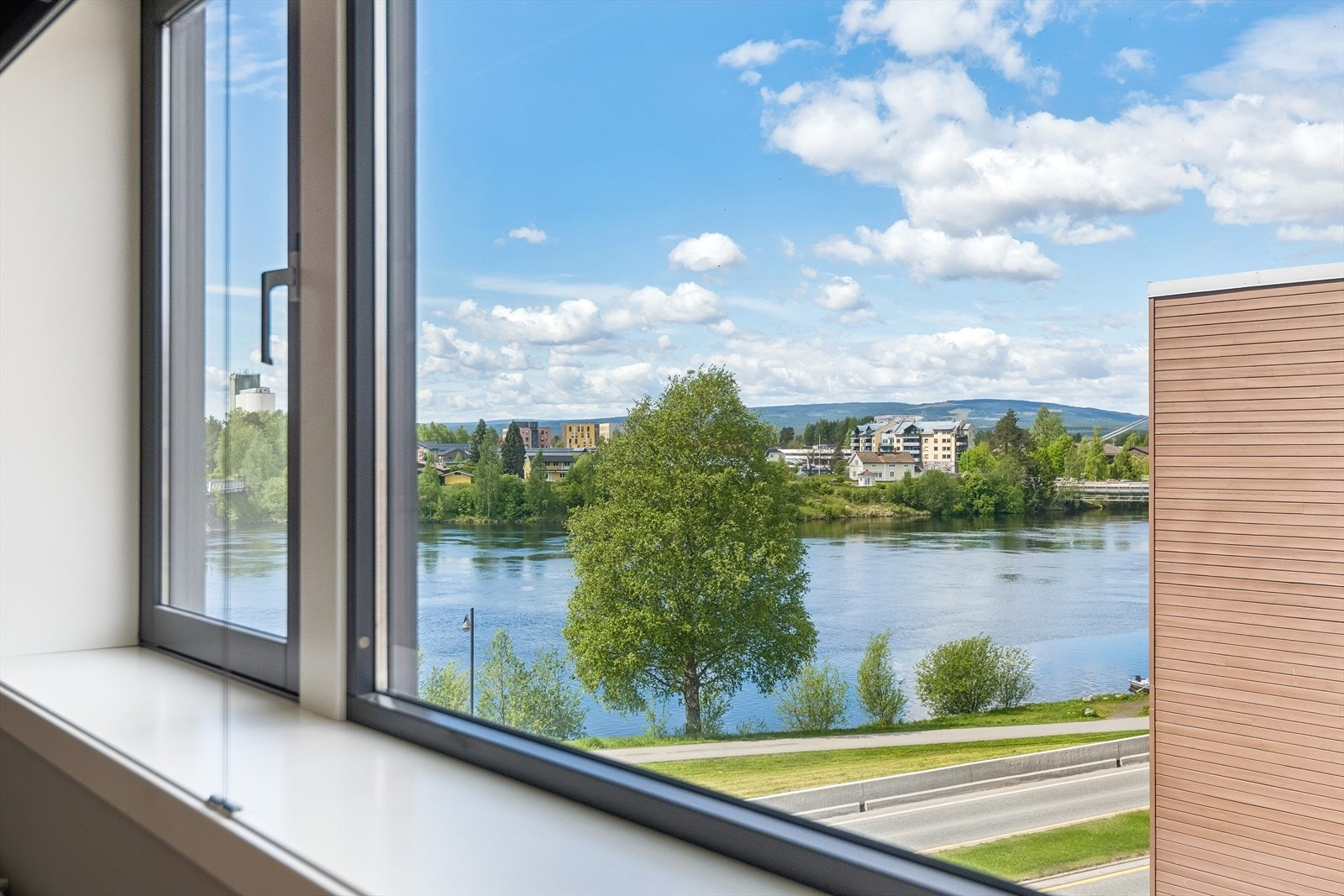 Fra leiligheten er en nydelig utsikt til Glomma, og det er kort vei til turstiene som går langs denne elva. Galleribilde