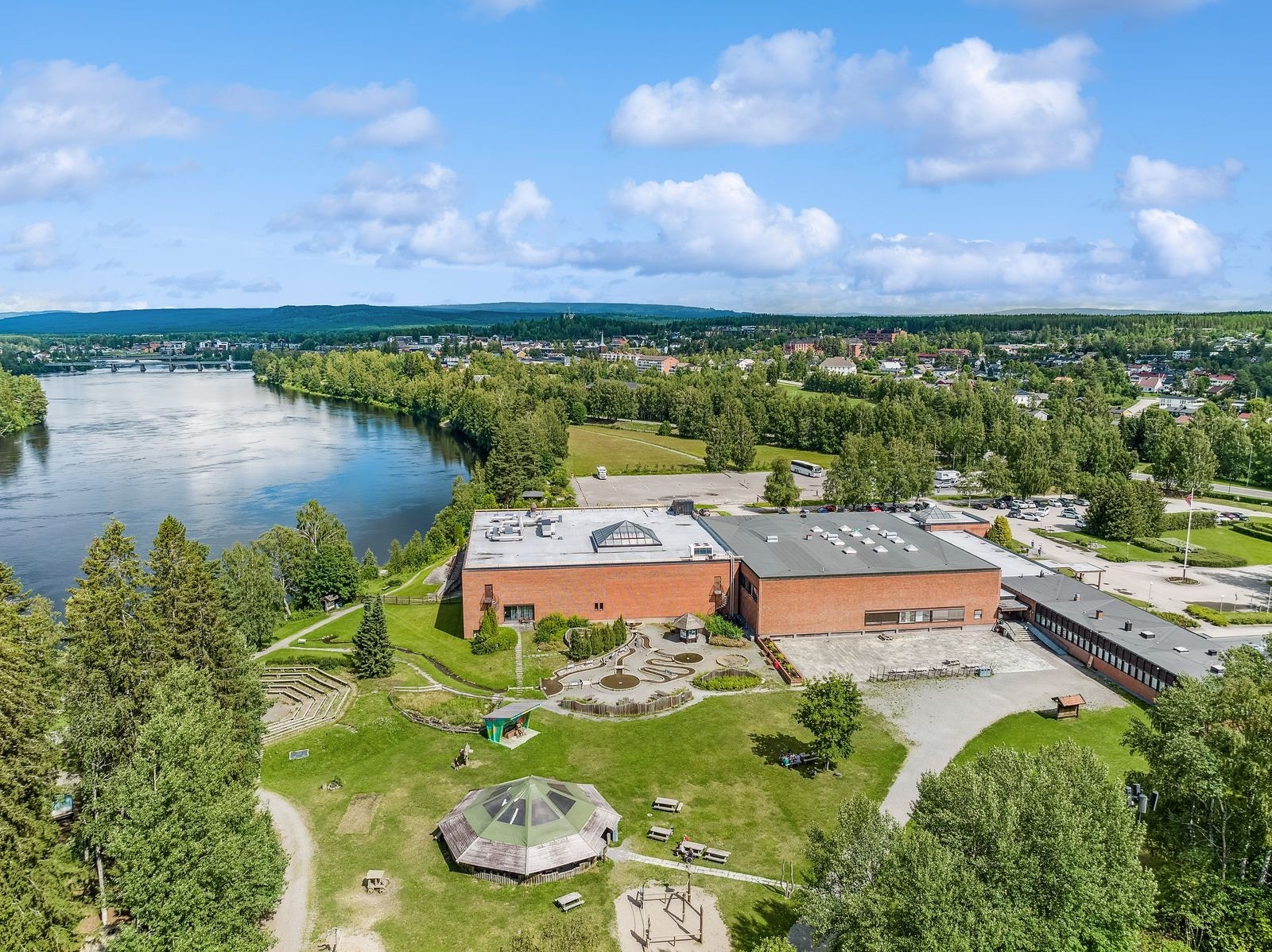 Norsk Skogmuseum ligger i gangavstand og er et av regionens store kulturtilbud. Galleribilde