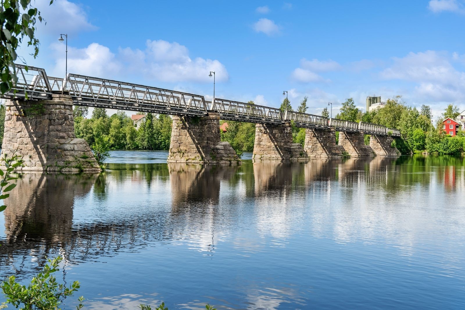 Gammelbrua over Glomma er et kjent landemerke i Elverum. Galleribilde