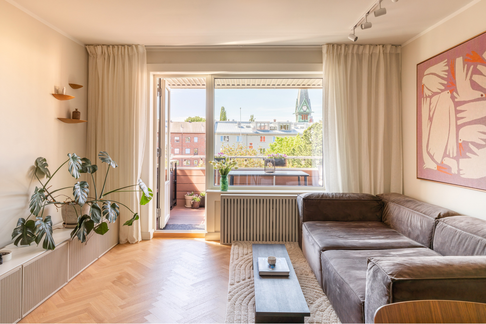Fra balkongen ankommer vi stuen. Galleribilde