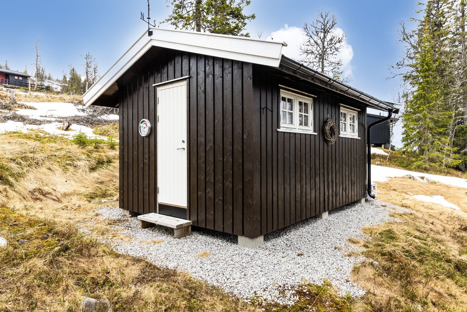 Uthuset er fundamentert på pilarer av betong og inneholder to separate boder. Galleribilde