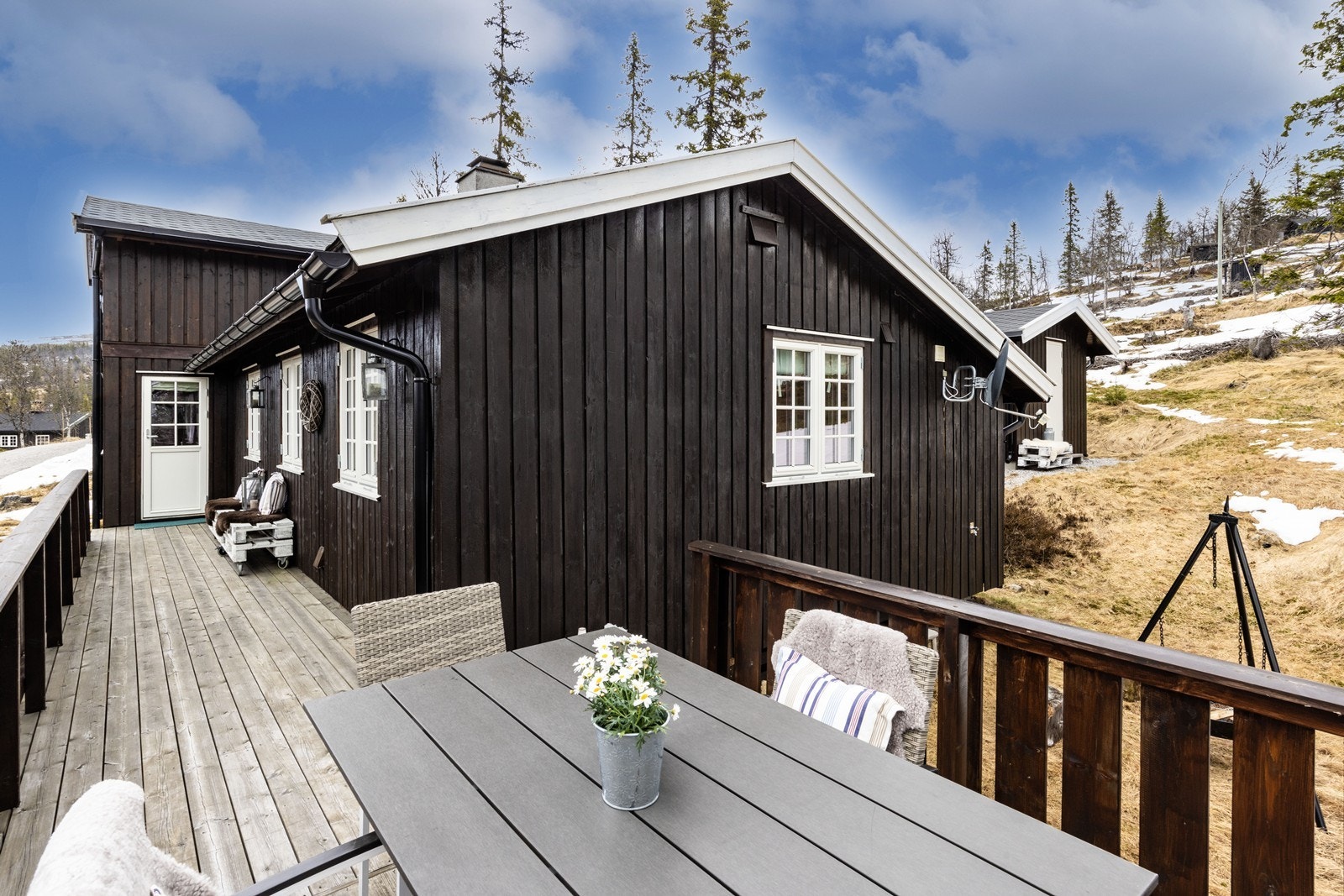 Terrassen er romslig og gir god plass til utemøbler og grill. Galleribilde