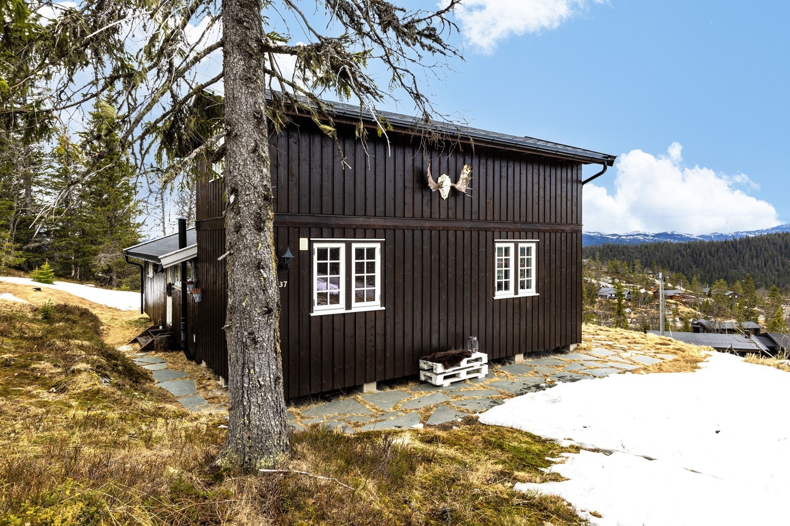 Eiendommen ligger i et svakt skrånende fjellskogterreng med gruset adkomst. Galleribilde