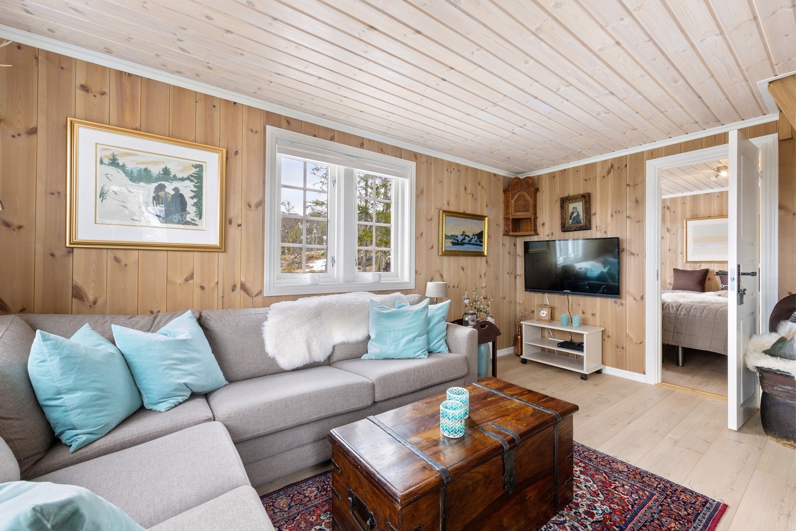 Stuen har god plass til en romslig sofagruppe. Galleribilde