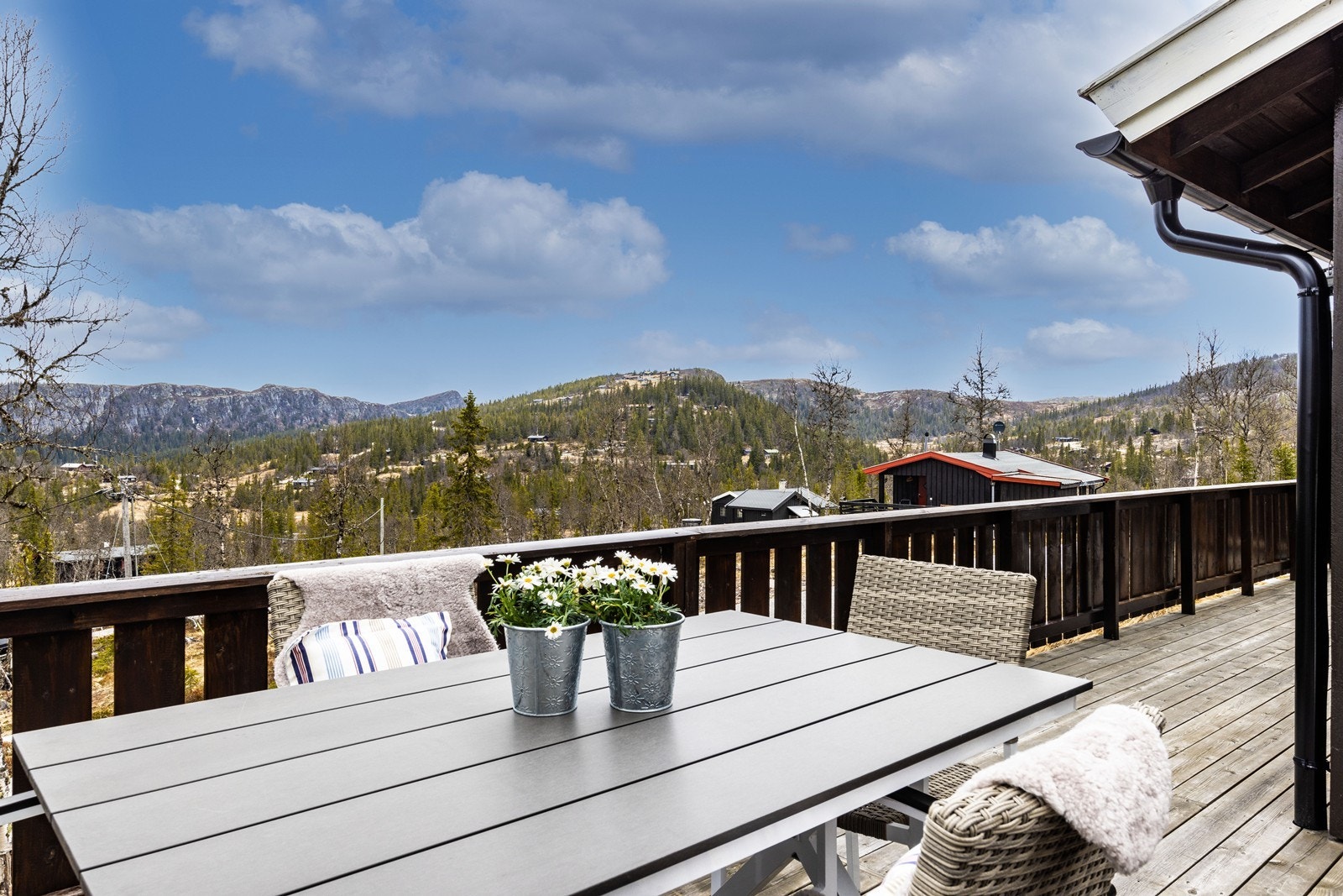Fra den romslige terrassen er det flott utsikt over fjellandskapet. Beliggenheten gir gode solforhold. Galleribilde