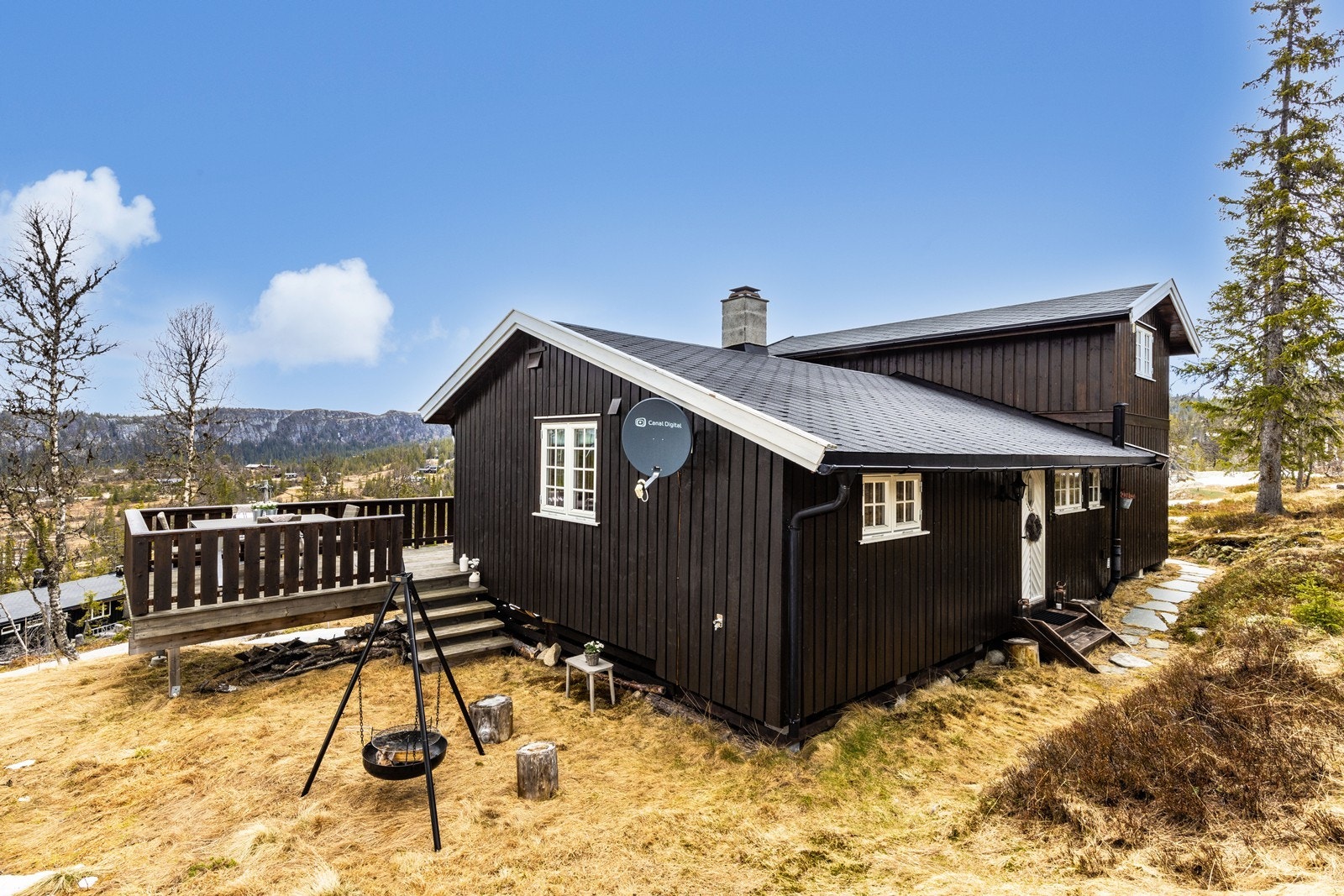 Hytta har utvendig tømmermannspanel og tak tekket med asfaltshingel fra 2016. Galleribilde