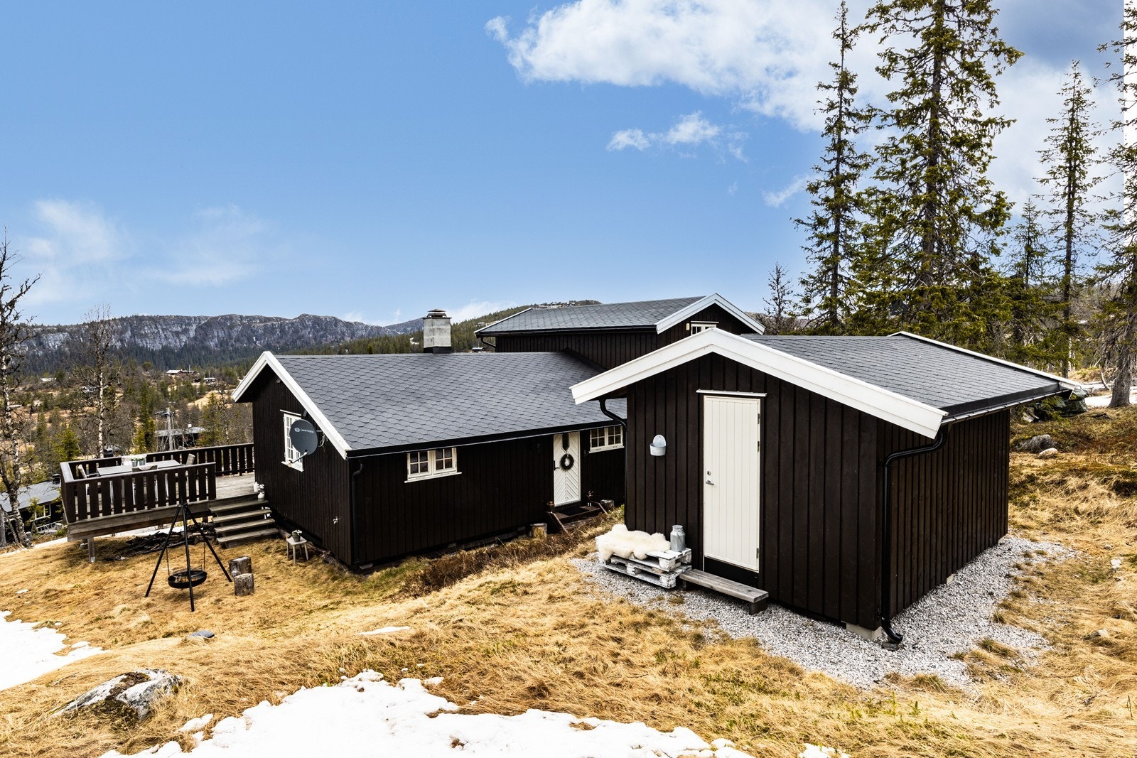Praktisk, uisolert uthus på 13 m² fra 2017 gir rikelig med lagringsplass for ski og utstyr. Galleribilde