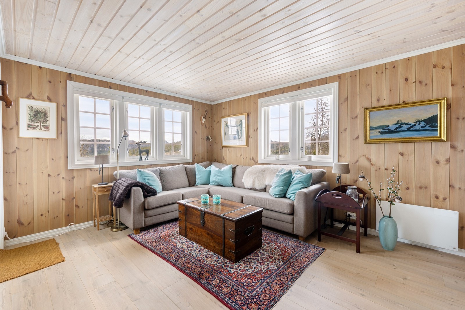 De store vindusflatene gir godt med naturlig lys og rammer inn utsikten mot fjellnaturen. Galleribilde