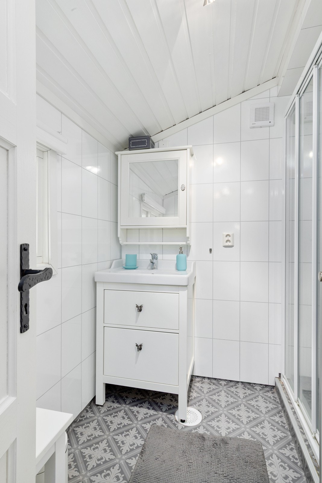 Badet ble etablert i 2016 og har elektrisk gulvvarme, dusjnisje med skyvedør og mekanisk avtrekk. Galleribilde