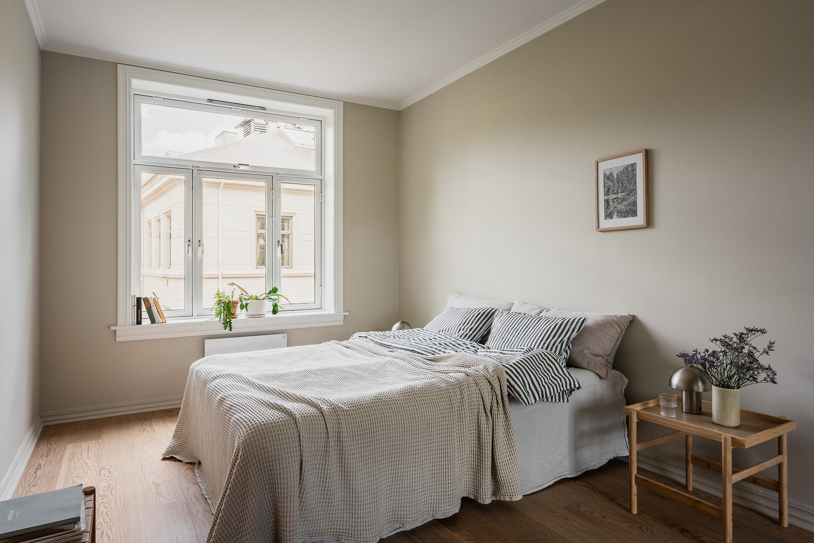 Soverommet har god plass til dobbeltseng og en romslig skyvedørsgarderobe. Galleribilde