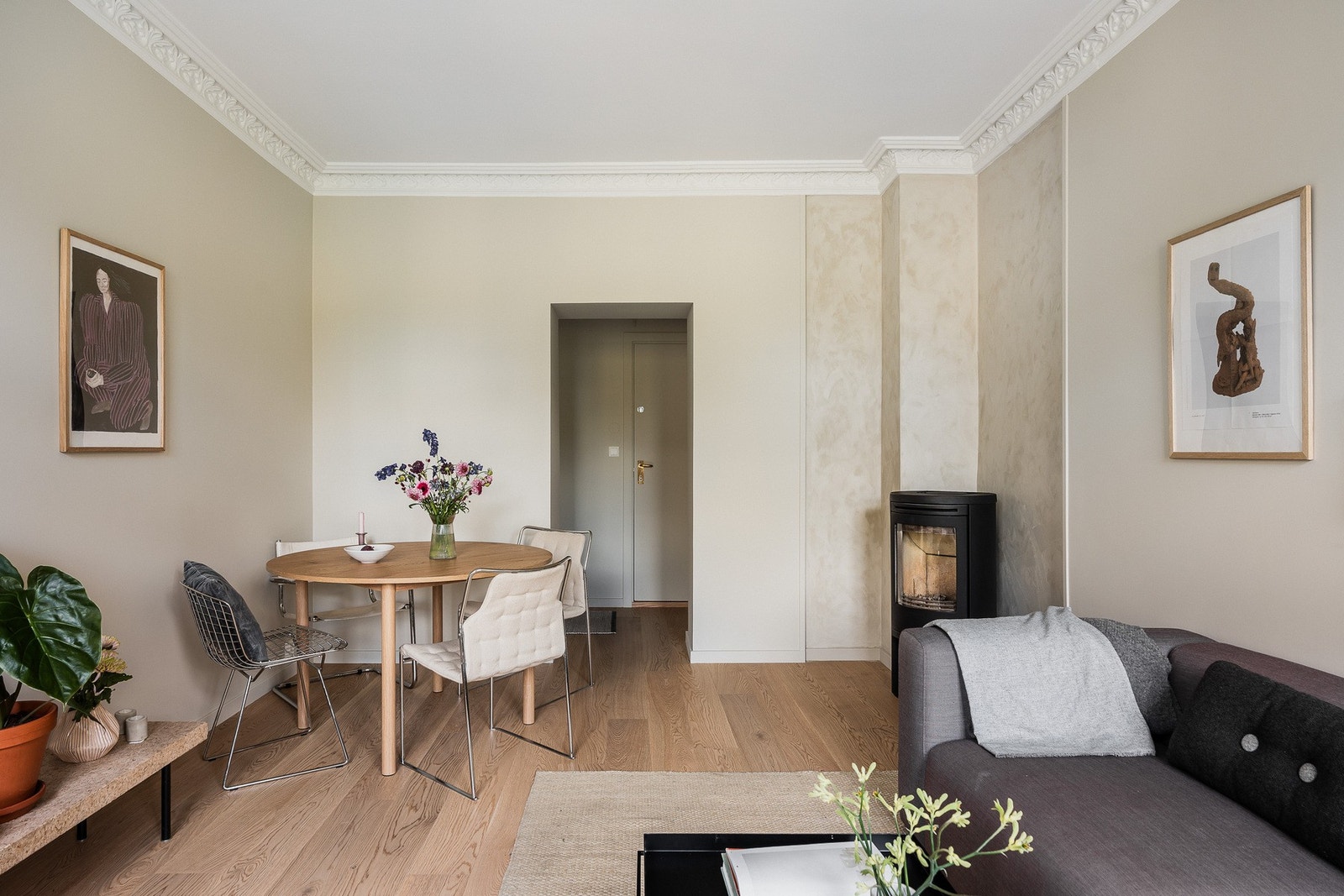 God plass til både sofa og spisebord, med en planløsning som er enkel å innrede. Galleribilde