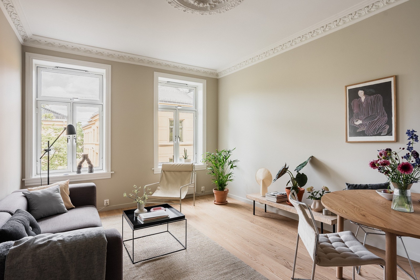Stuen har store vinduer som slipper inn rikelig med dagslys og gir rommet en behagelig atmosfære. Galleribilde