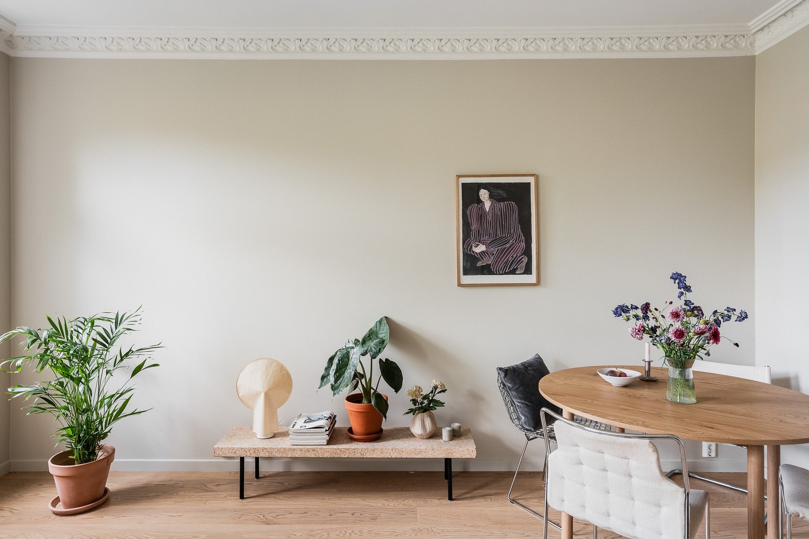 Velkommen til en lys og gjennomgående 2-roms med balkong og klassiske bygårdsdetaljer. Galleribilde