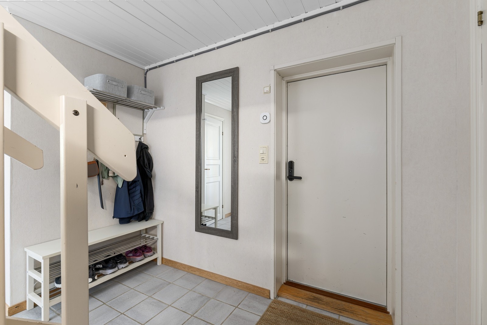 Gang i 1.etg. med flis på gulv og varmekabel Galleribilde