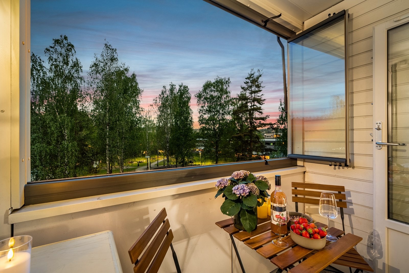 Nyt rolige sommerkvelder med hyggelig utsyn og lune omgivelser. Galleribilde