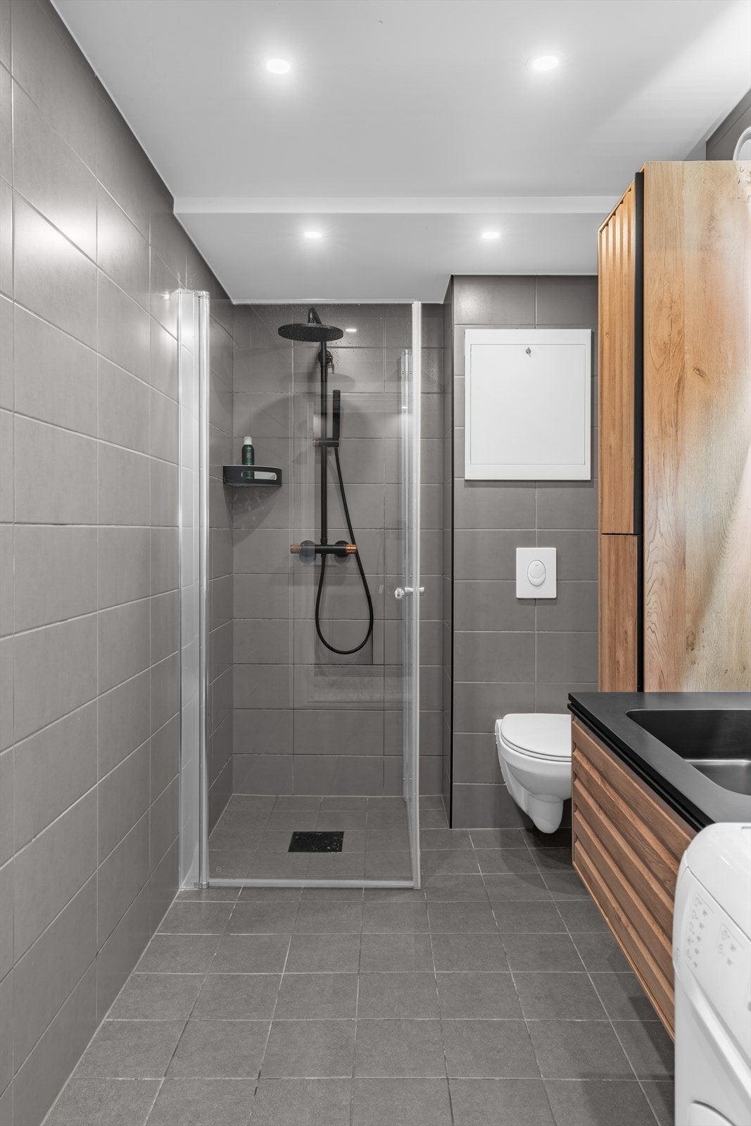 Badet ble pusset i regi av borettslaget. Det er opplegg for vaskemaskin. Galleribilde