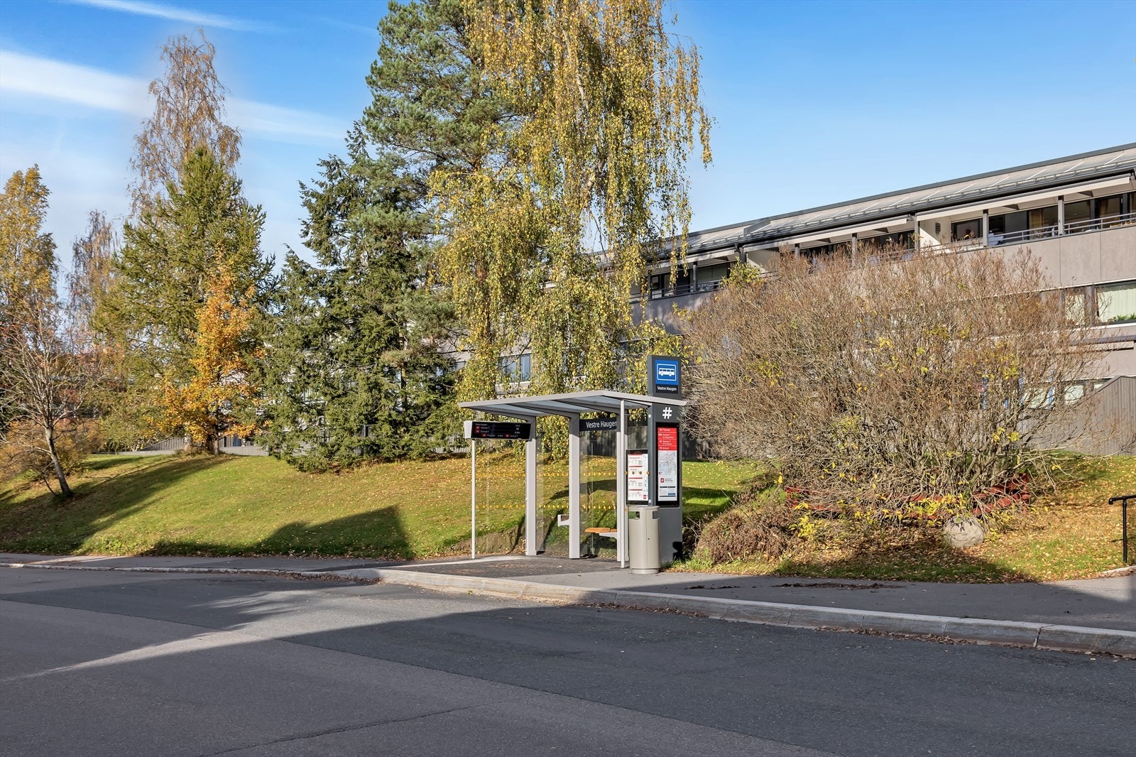 Vestre Haugen busstopp ligger ca. 200 meter fra boligen. Galleribilde