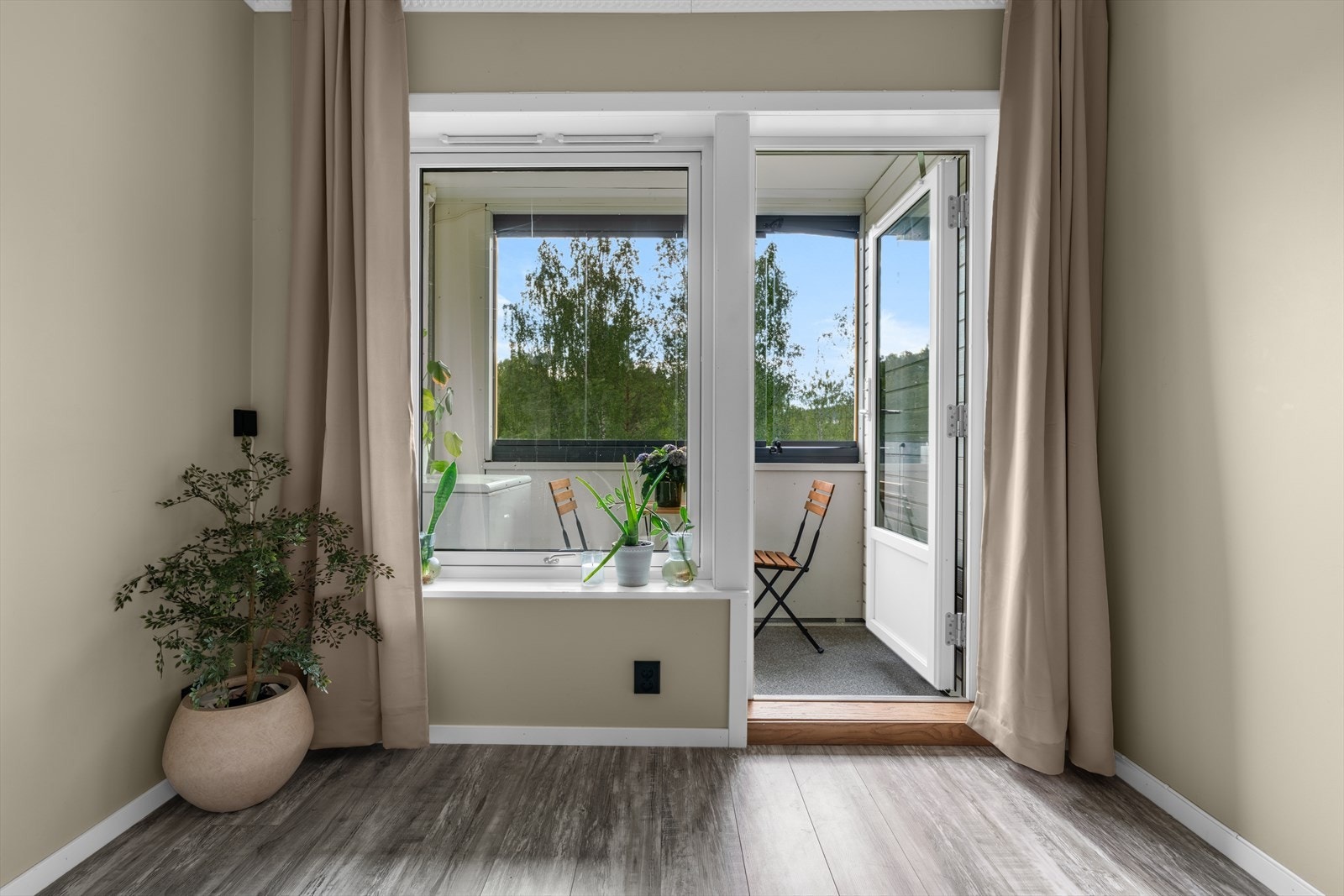 Fra stuen er det utgang til en innglasset balkong på ca. 4 m². Galleribilde