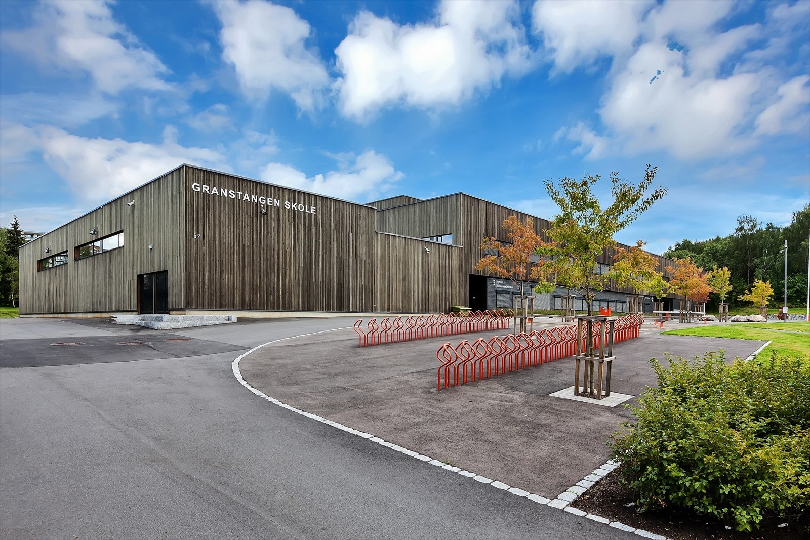 Granstangen skole ligger ca. 6 minutters gange fra boligen og har klasser fra 8-10.trinn. Galleribilde