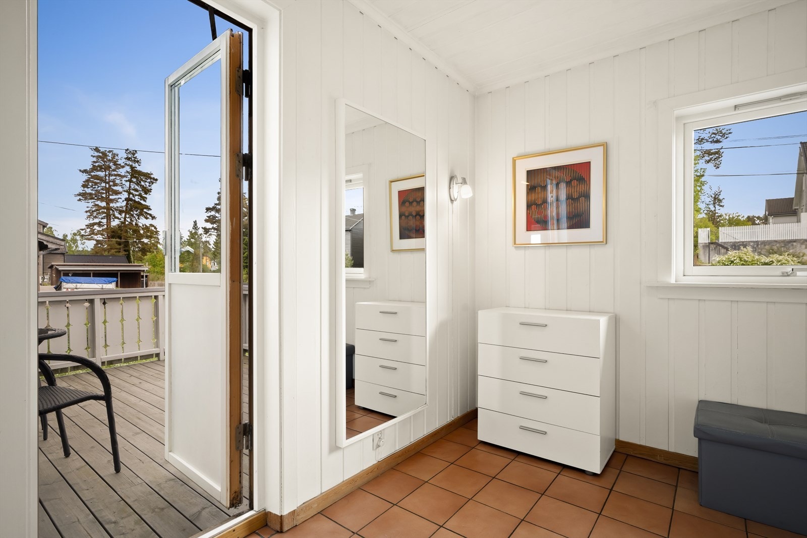 Utgang fra garderobegangen til østvendt terrasse på ca 10 kvm Galleribilde
