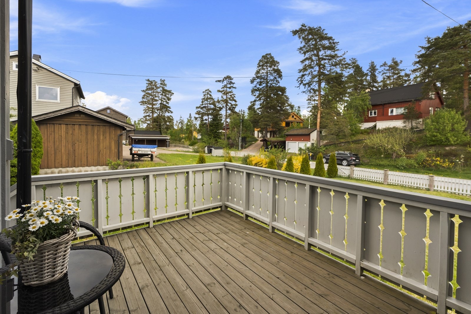Østvendt terrasse med hyggelig utsyn til nabolaget Galleribilde