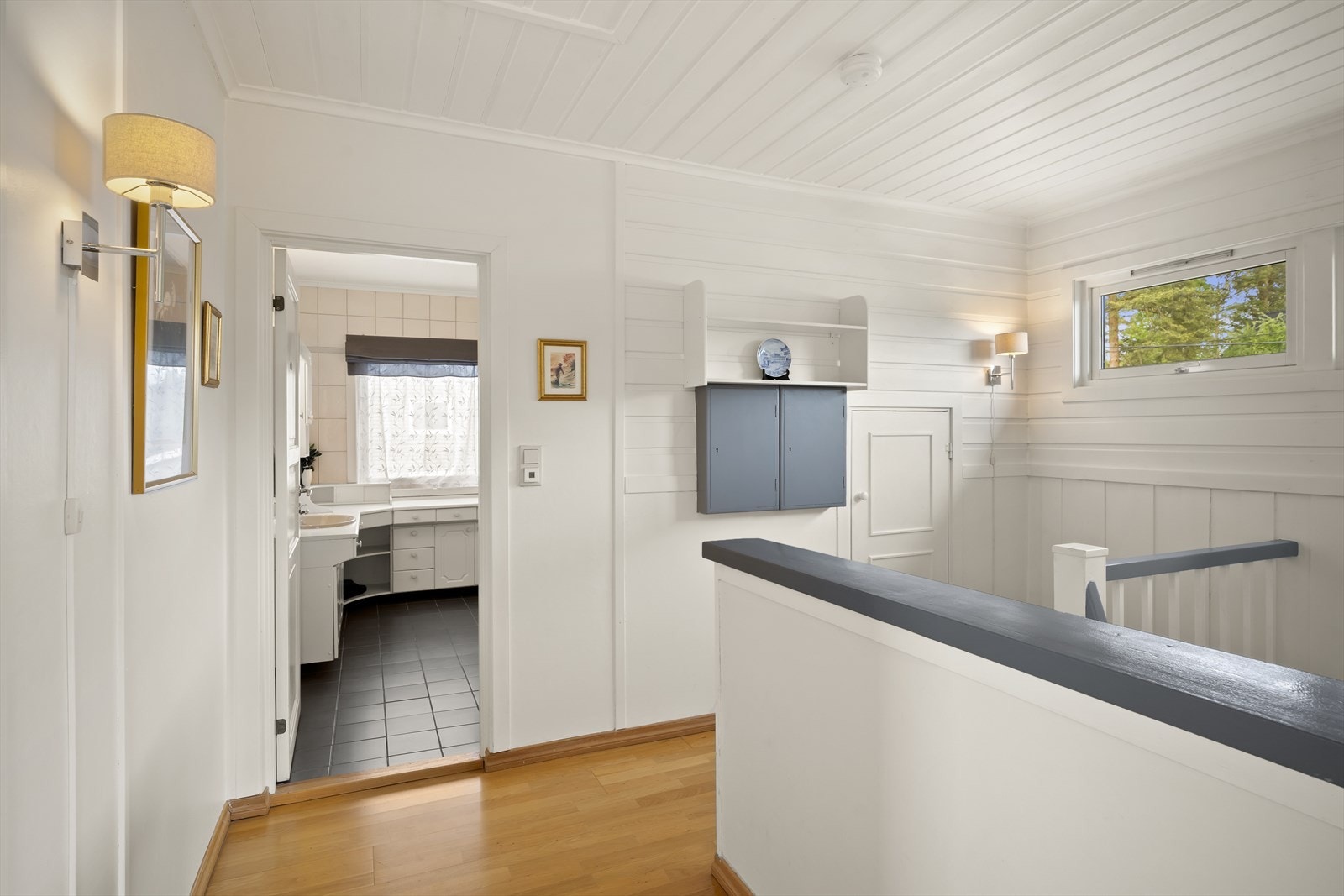 Trappegang med bod og takluke til kaldtloft Galleribilde