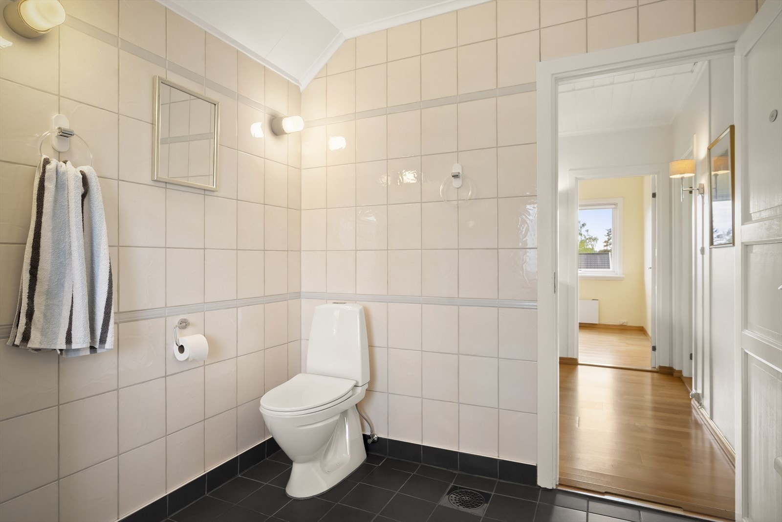 Romslig baderom med fliser og varmekabler Galleribilde
