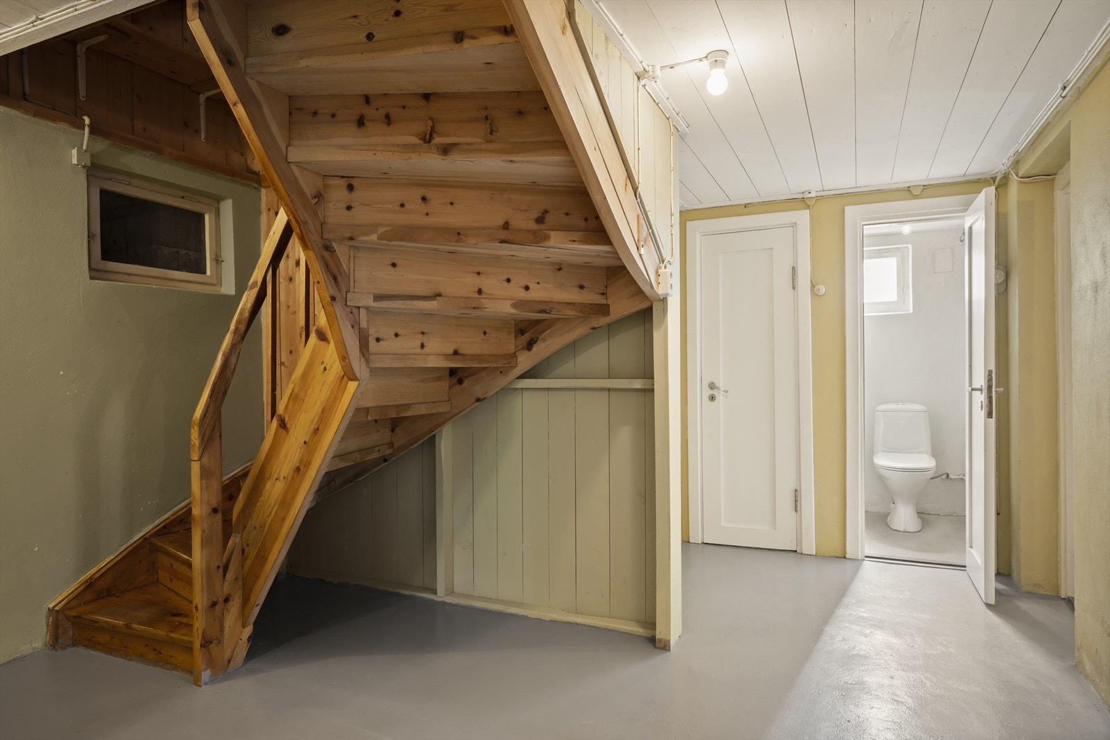 Kjeller med vaskerom, toalettrom, lite bad og 5 boder - alt gammel standard Galleribilde