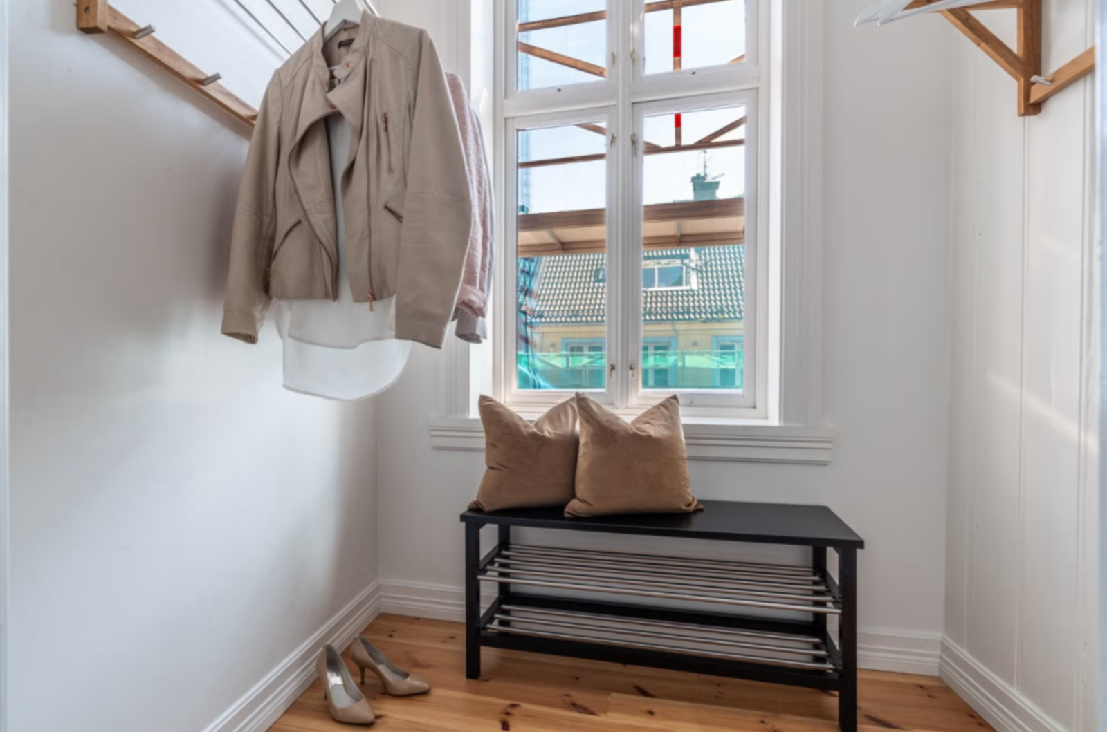 I trappeoppgangen ved leiligheten har du en bod / garderobe for ekstra oppbevaring. Det medfølger også en bod utenfor vaskerommet. Galleribilde