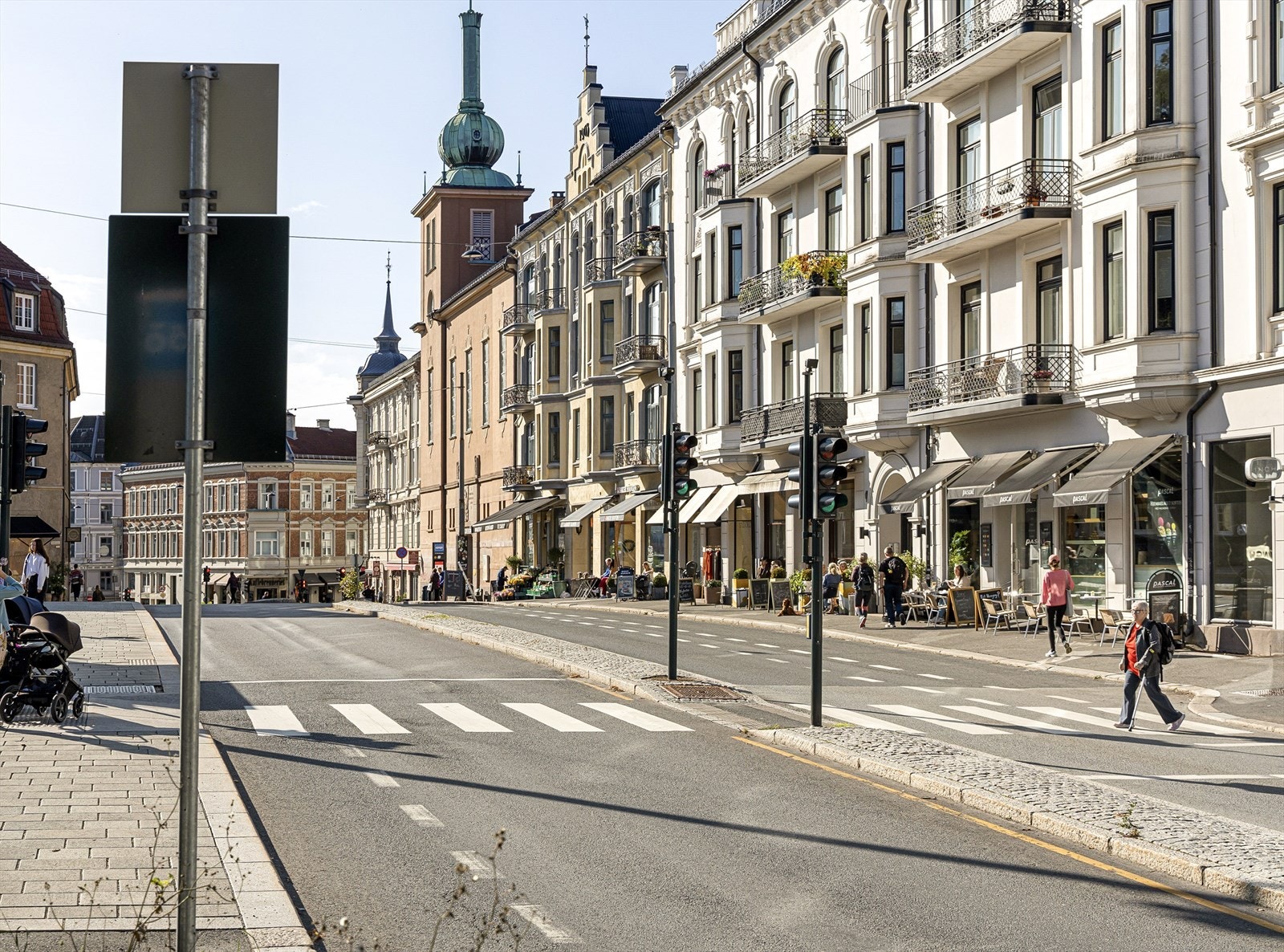 Ullevålsveien er nylig utvidet med nye sykkelfelt i tillegg går buss nr. 37 og 21 bare noen hundre meter fra leiligheten. Galleribilde