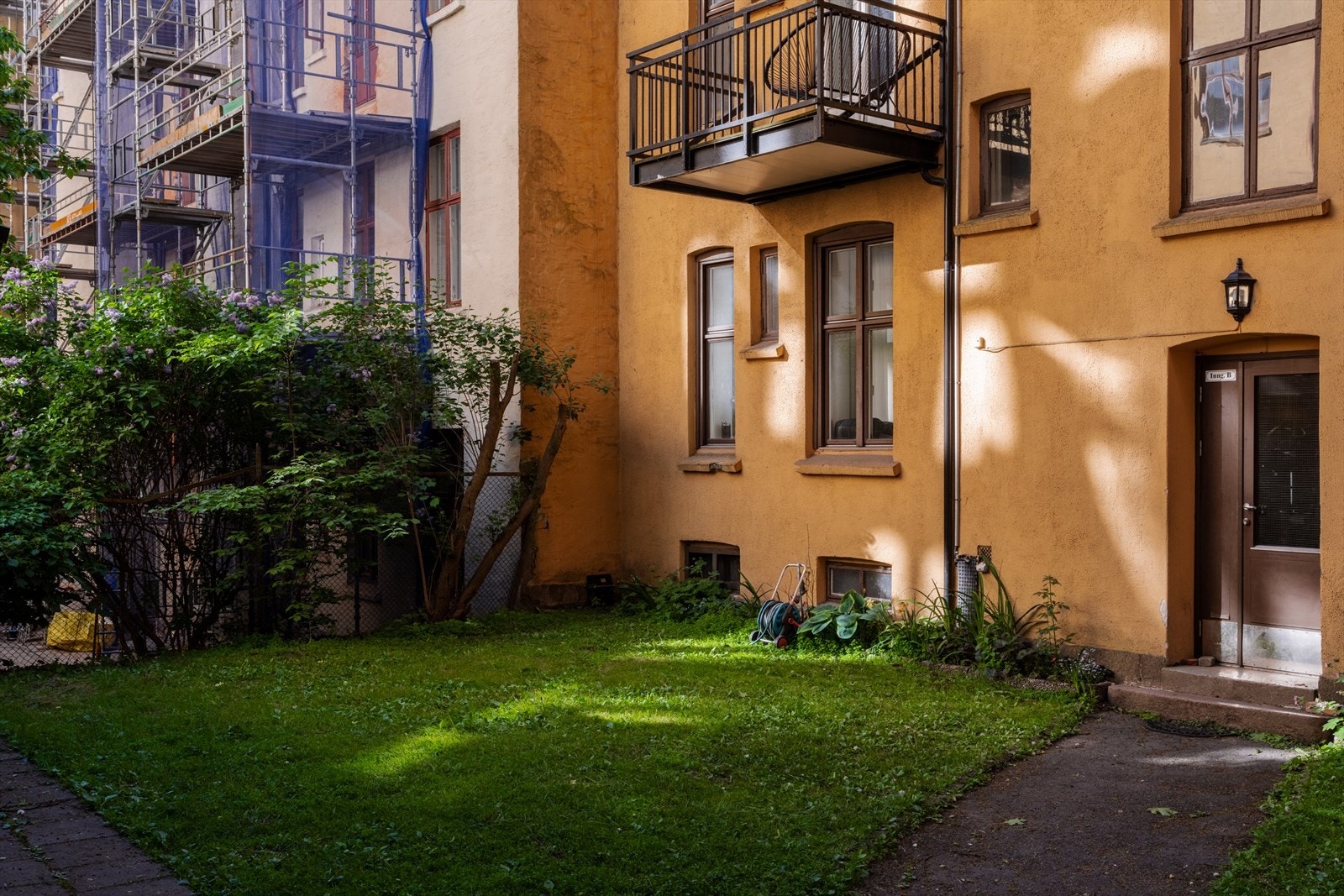 Pent opparbeidet bakgård. Galleribilde