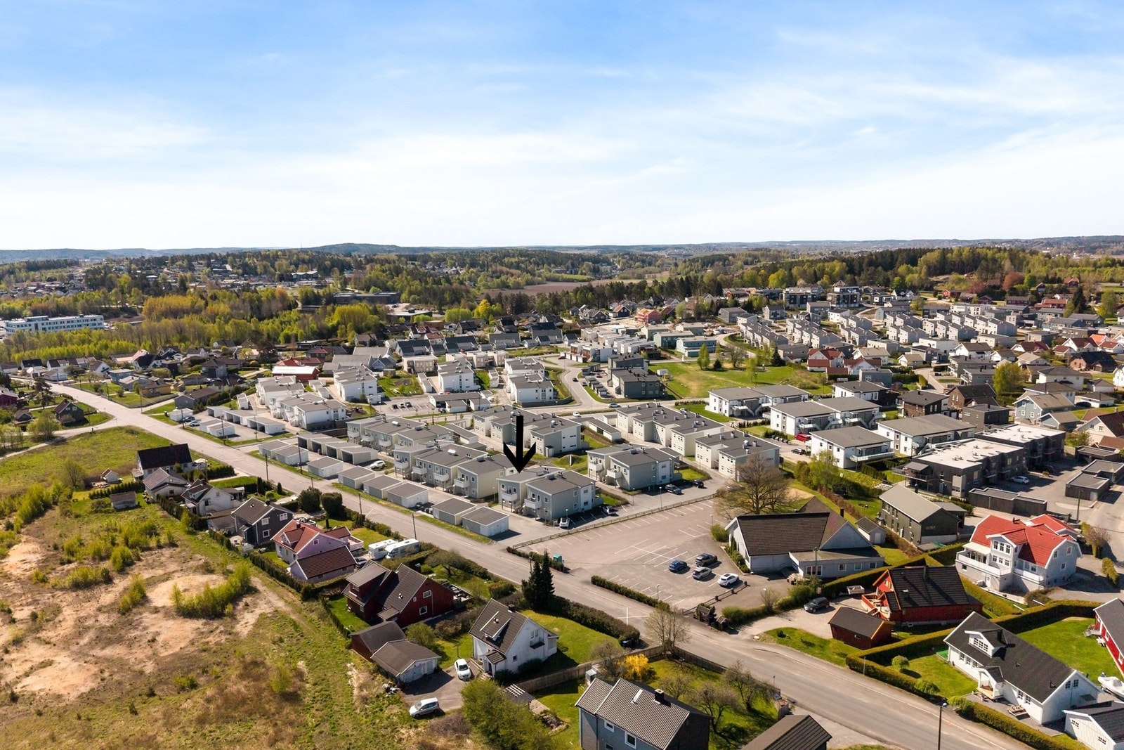 Leiligheten ligger i et populært, barnevennlig og etablert boligområde med kort vei til skog og mark. Galleribilde