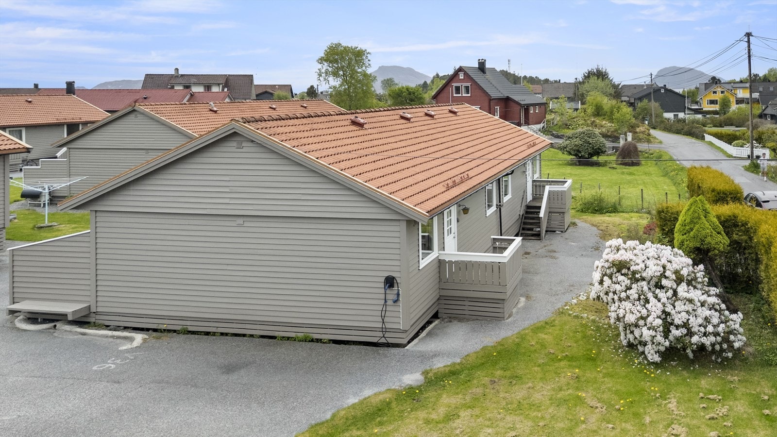 Eigedommen har eigen elbilladar, noko som gjer kvardagen enklare for elbileigarar. Galleribilde