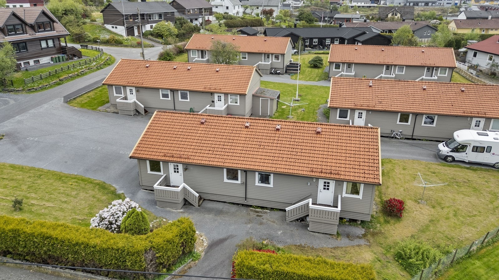 Burettslaget ligg i eit etablert og roleg bustadområde i Florø. Galleribilde