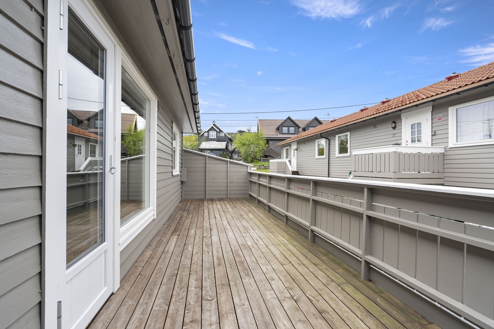 Frå stova er det direkte utgang til ein romsleg terrasse med god plass til utemøblar. Galleribilde