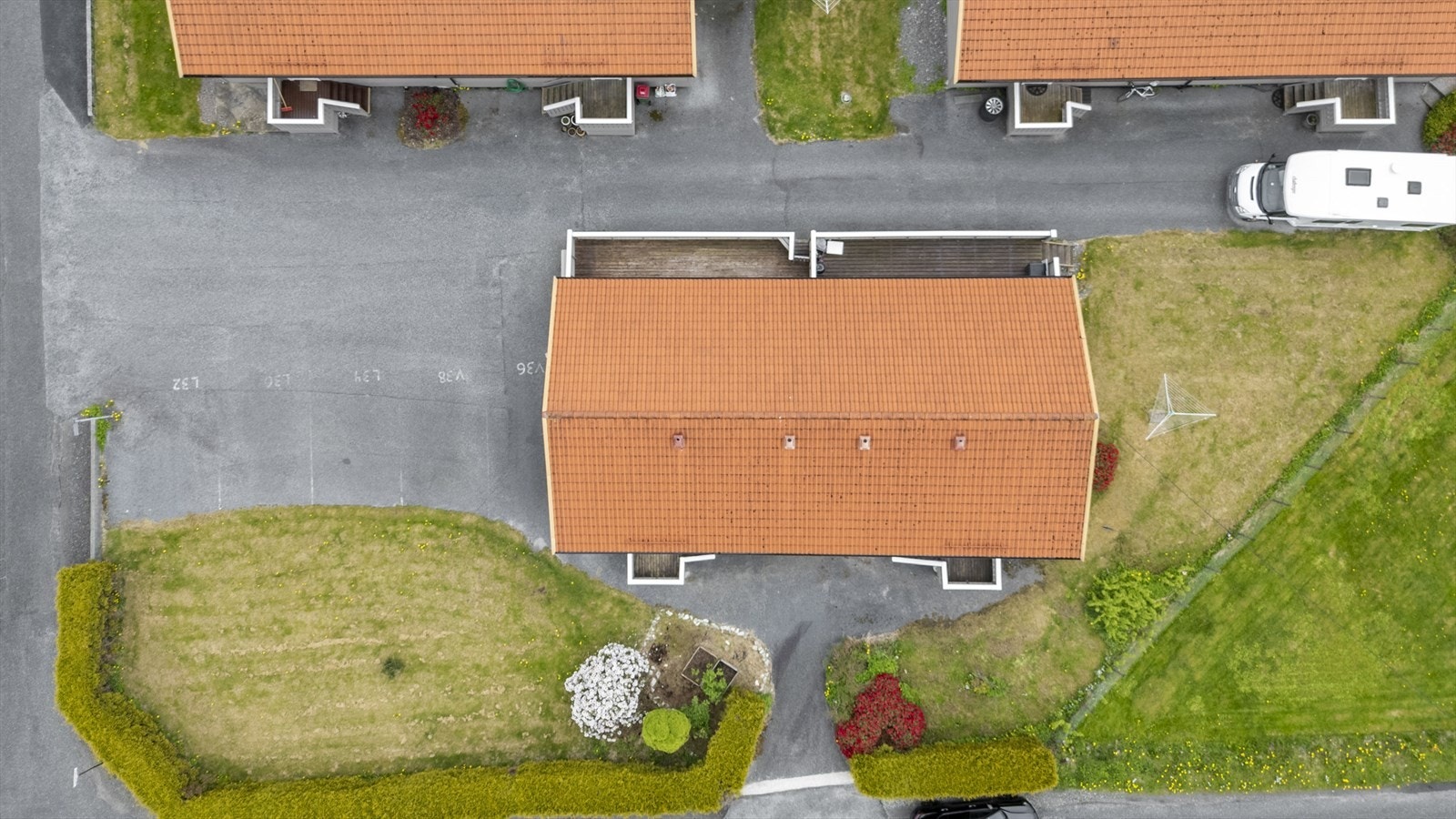 Kort veg til barnehagar, skular og offentleg transport, med busstopp berre nokre minutt unna. Galleribilde