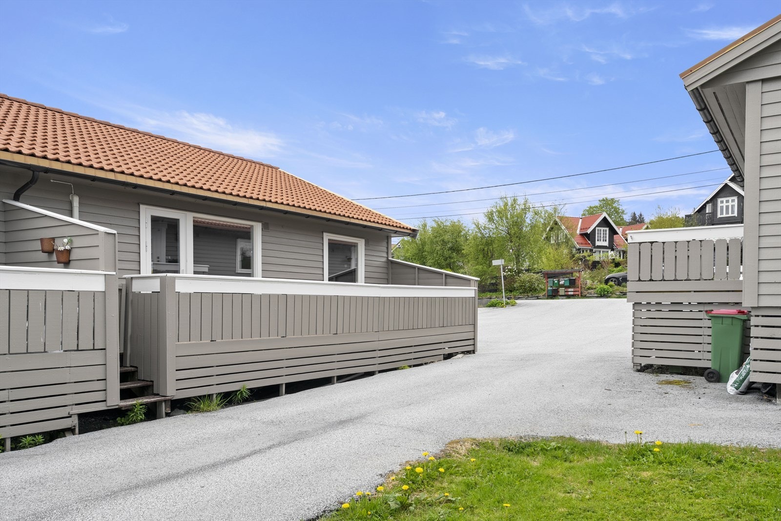 Asfaltert tilkomst og parkering på fellesområde. Galleribilde