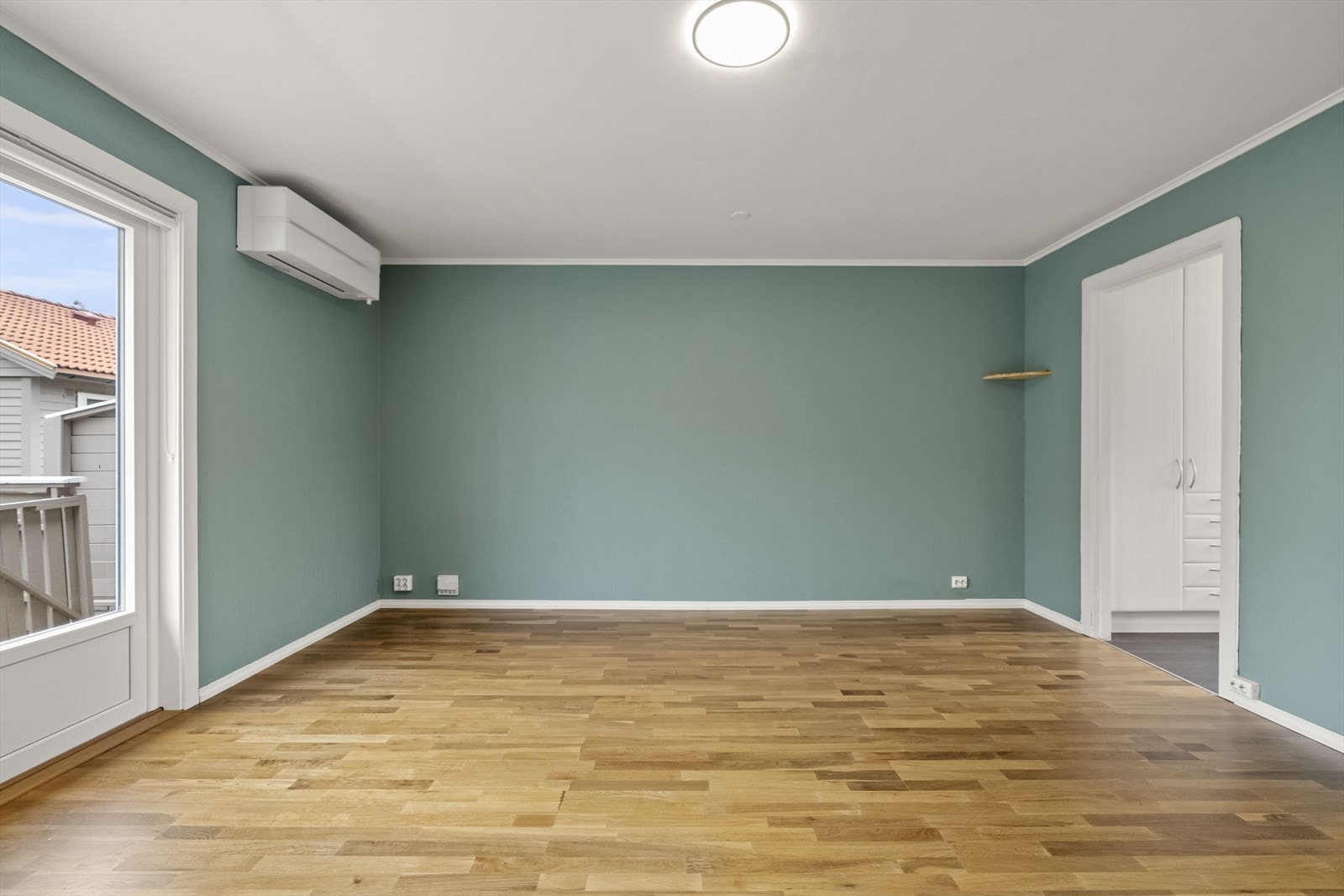 God plass til både sofagruppe og anna møblering gjer stova til eit fleksibelt rom. Galleribilde